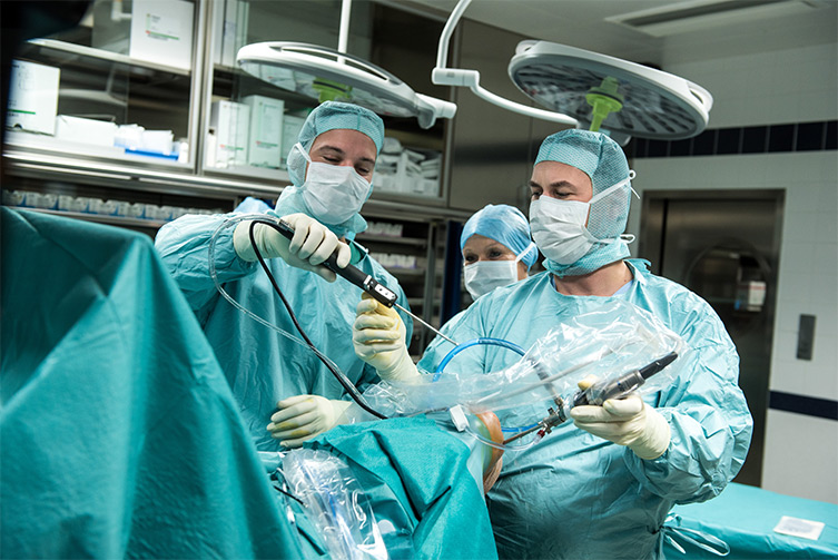 Chirurgen im OP-Saal (Foto)