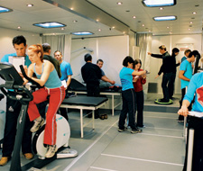 Der top ausgestattete UNIQA VitalTruck prüft MitarbeiterInnen auf Herz und Nieren. (Bild)