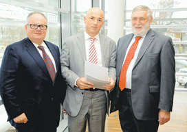 Christian Konrad and former EU Commission Member Franz Fischler, chairman of the Raiffeisen Climate Protection Initiative, congratulate UNIQA employee Andreas Rauter (centre) for his first-place finish in the “Raiffeisen Climate Protection Challenge”. (photo)