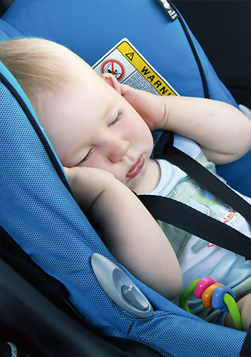 Baby im Autositz (Foto)