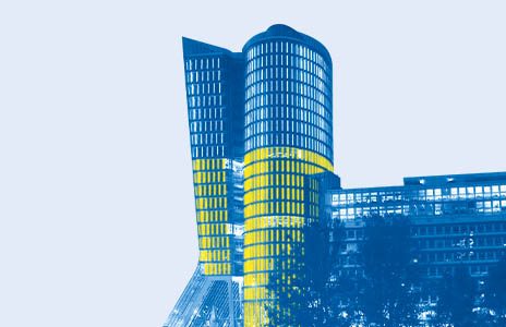 Uniqa Turm in Farben der ukrainischen Flagge beleuchtet (Foto freigestellt)