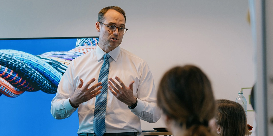 René Knapp beim Halten einer Schulung für Kulturtrainer:innen (Foto)