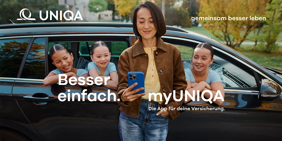 Die myUNIQA App wurde auch mit einer neuen Kampagne beworben: Eine Frau hält ein Handy in der Hand, drei Kinder im Auto blicken lächelnd darauf.