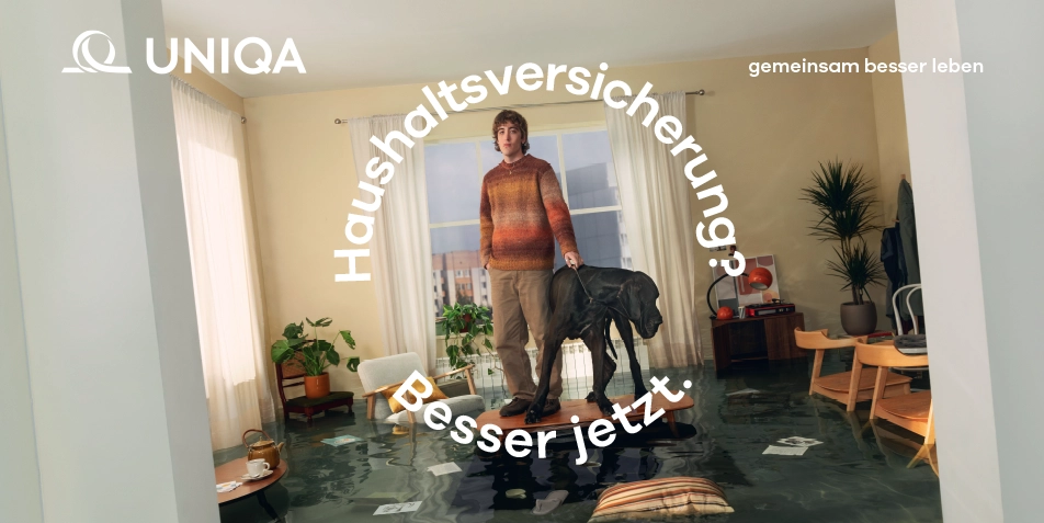 Eine neue Kampagne präsentiert die neue Markenidentität von UNIQA: Ein Mann mit Hund steht auf einem Tisch in einer überfluteten Wohnung.