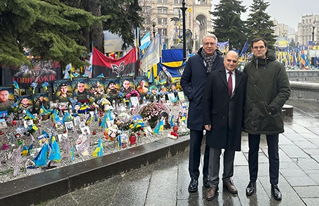 Wolfgang Kindl und Vinzenz Benedikt, Head of Group Finance, gemeinsam mit Teimour Bagirov, Aufsichtratspräsident von UNIQA Ukraine, anlässlich eines Besuchs in Kiew im Dezember 2025