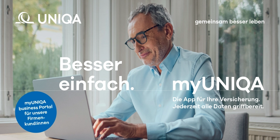 Werbekampagne myUNIQA-App. Im Hintergrund ein Mann mit Brille am Laptop zu Hause.