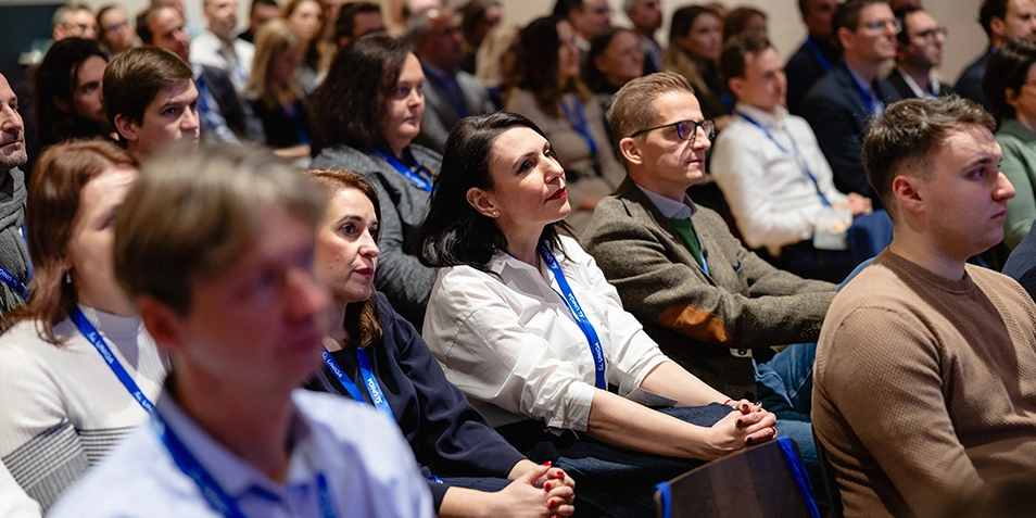 Ein Publikum verfolgt eine Veranstaltung aufmerksam.