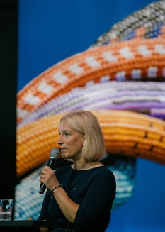 Sabine Pfeffer anlässlich einer Town Hall im UNIQA Tower, unserem größten regelmäßigen Mitarbeiterevent zu strategischen Konzernthemen