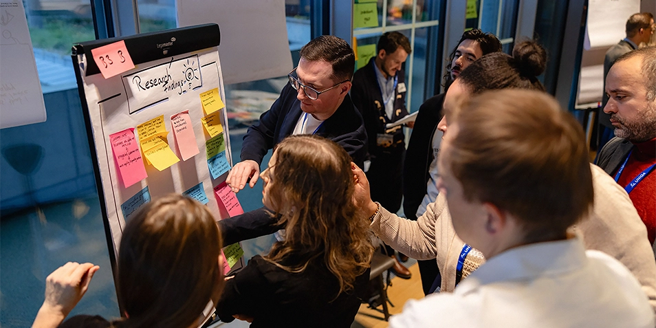 Beim Summit 2025 diskutieren Vertreter:innen der vier Communities Pricing, Value Proposition, Data & Analytics sowie Transformation aus der gesamten UNIQA Group Forschungsergebnisse.
