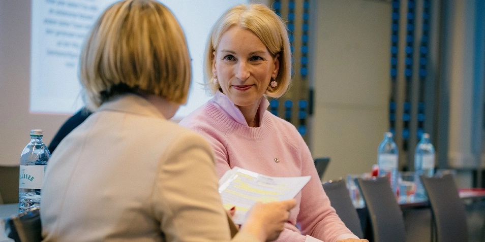 Sabine Pfeffer im Gespräch mit einer Frau
